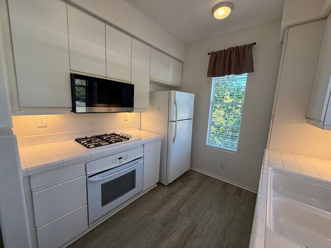 Building Photo - 1BR/1BA Condo w/ ASSIGNED PARKING for rent near Del Mar AVAILABLE NOW!