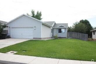 Building Photo - 4 bed 2 bath - Single Family Home - Pet Fr...