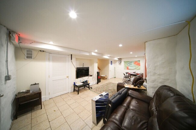 Building Photo - 5-bed, 2.5 bath Allston Apt Near the T!