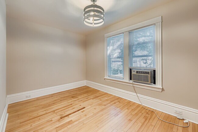 Building Photo - "Charming 2-Bed Duplex Retreat in NE Minneapolis - 1084 Sq Ft of Cozy Comfort!"