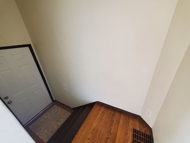 Building Photo - Charming 1 Bedroom/1 Bath Apartment for Rent