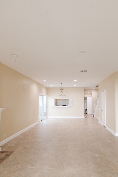 Building Photo - 10933 Wellworth Ave