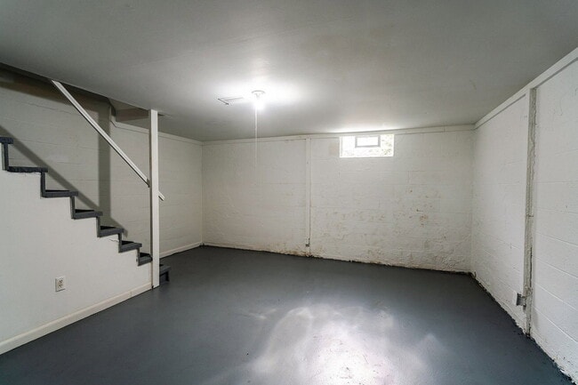 Building Photo - 656 Riverview Dr