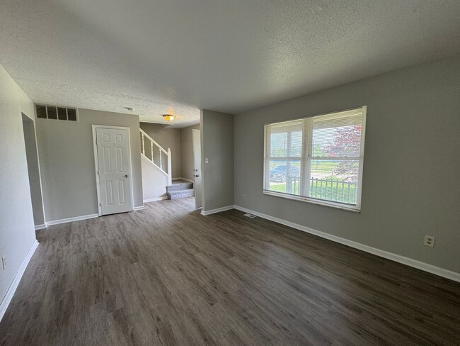 Building Photo - Far Eastside Large 3 Bedroom 1.5 Bath