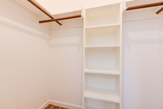 Building Photo - 2035 Deerhurst Ln