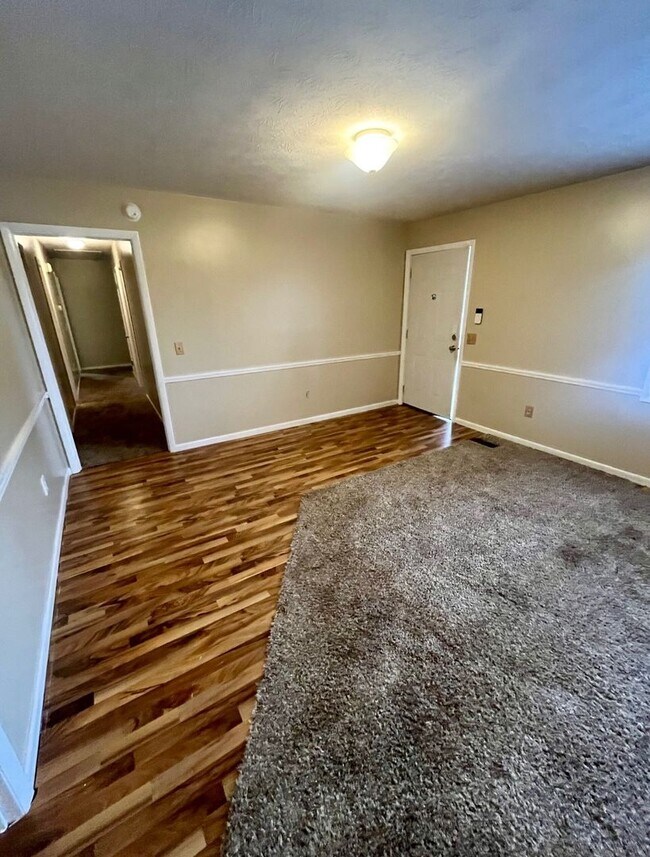 Building Photo - 3 Bed 1.5 Bath House