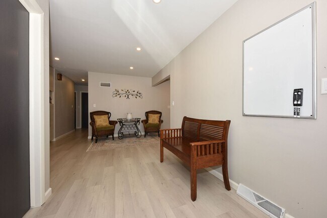 Building Photo - Furnished Mequon 4 bedroom ranch