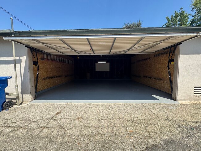 garage - 13900 Burbank Blvd