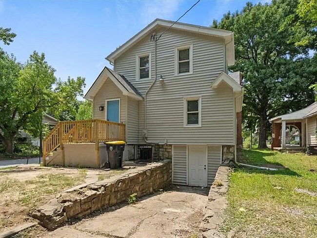 Building Photo - Stunning and Spacious 5BR 2BA Home in Kansas City