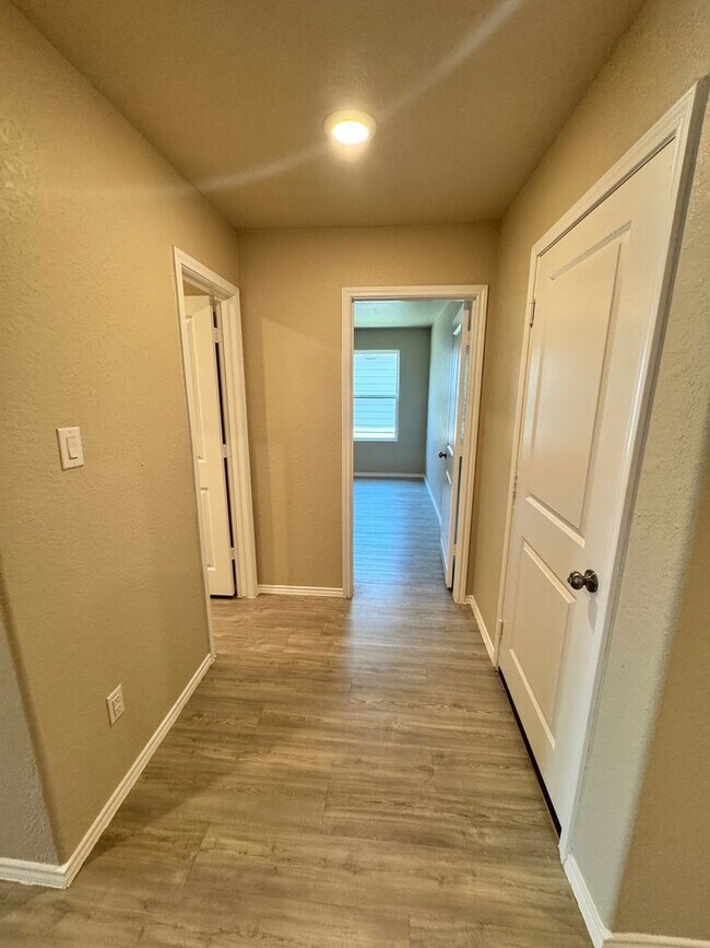 Building Photo - Move-In Ready Modern Home with Open Layout...