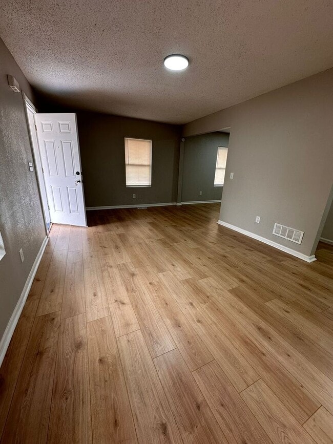 Building Photo - 2 Bed 1 Bath With Garage