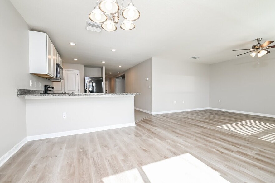 Building Photo - 11702 MIracle Mile Dr
