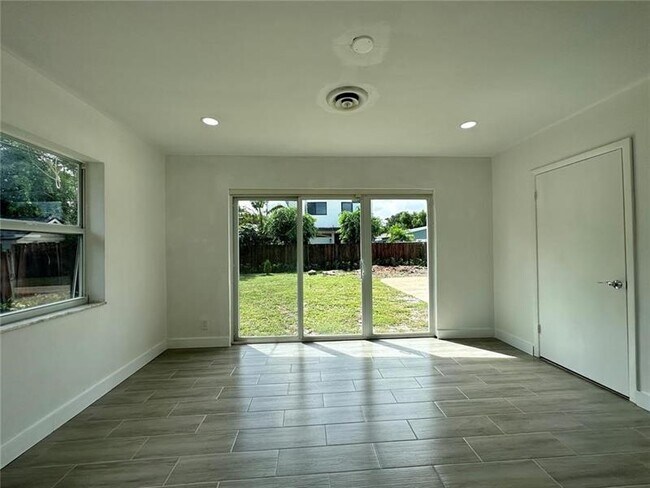 Building Photo - 912 NE 9th Ct