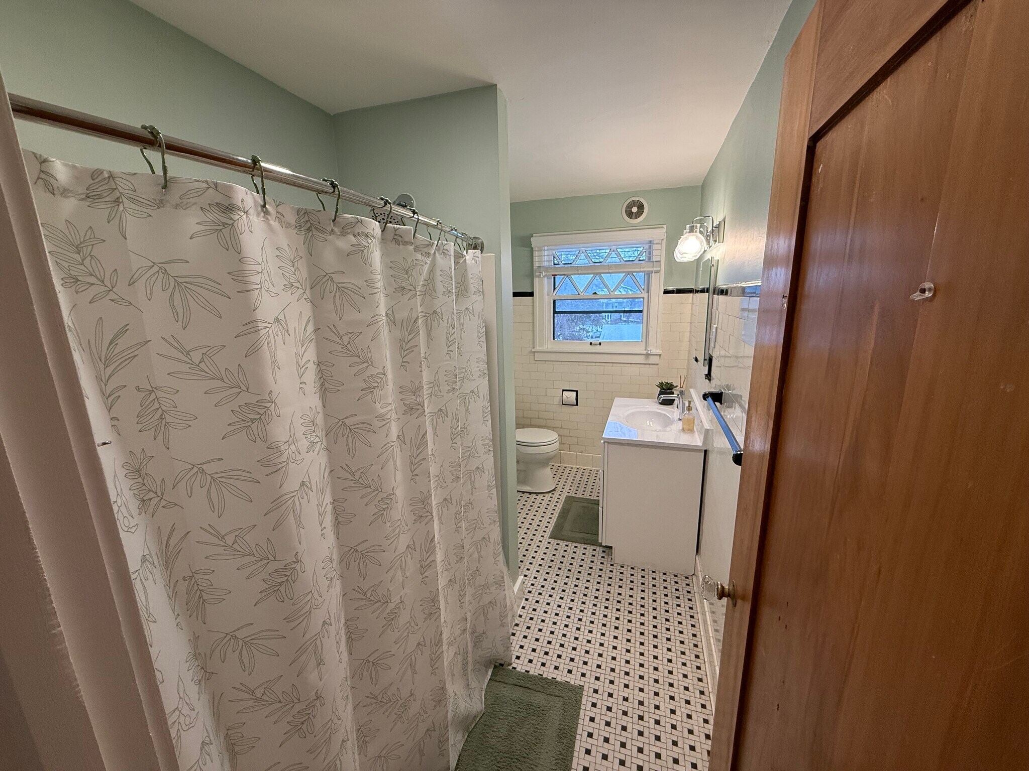 Building Photo - 1160 Monroe Ave