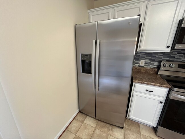 Building Photo - End Unit Townhome with Unfinished Basement