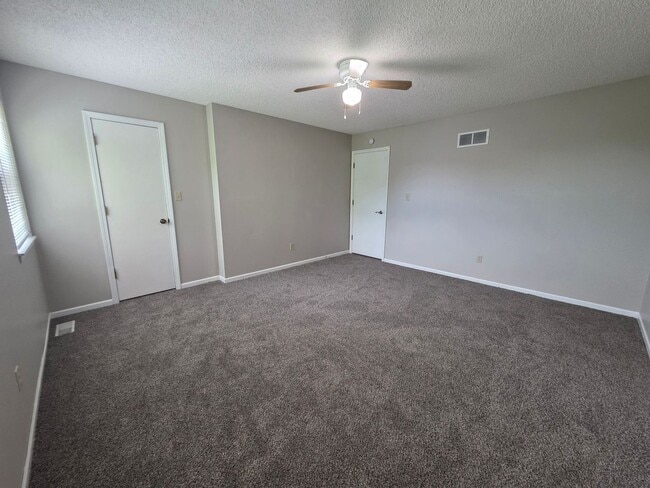 Building Photo - Spacious 2 Bedroom Quadplex with Garage