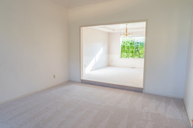 Building Photo - 3Bd/2.5Ba Bellevue House( Newport Hill)