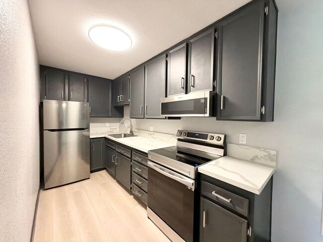 Building Photo - AVAILABLE NOW!! GORGEOUS 1 Bedroom 1 Bathroom - First Floor Condo in Palm Springs!!