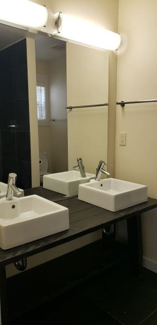 Building Photo - Modern end unit townhome in Jacksonville!