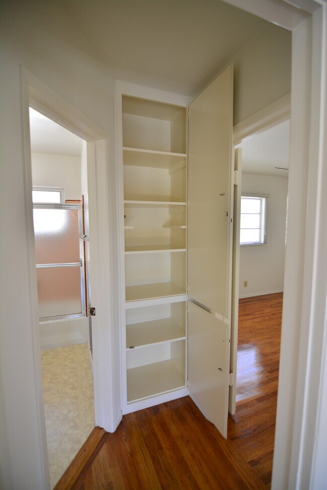 Building Photo - 1001 Hill St