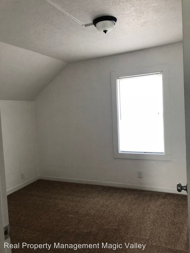Building Photo - 2 br, 1 bath House - 651 1/2 2nd Ave N.