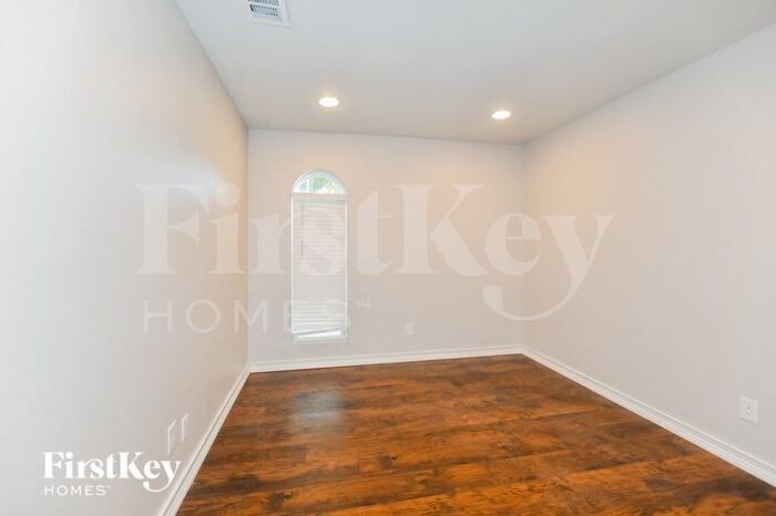 Building Photo - 1718 Whiteoak Dr