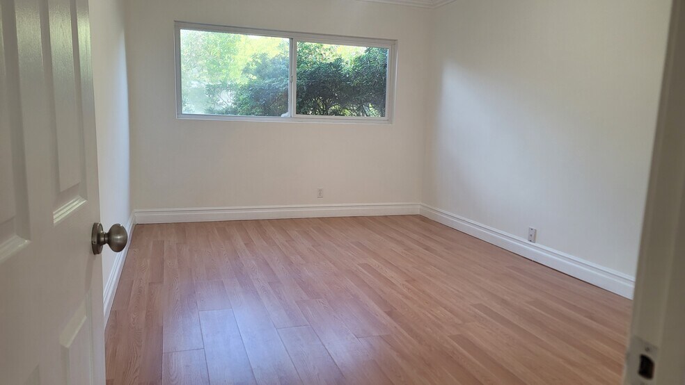 Building Photo - 2545 Beverley Ave