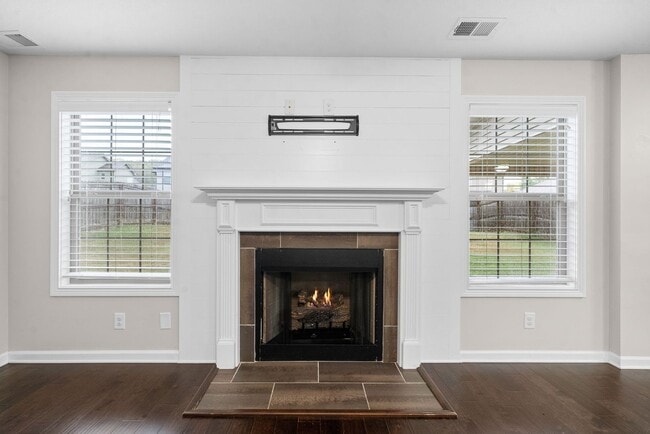 Building Photo - Pet Friendly Three Bedroom in Rossview!