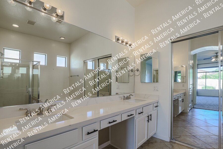 Building Photo - 2126 E Fawn Dr