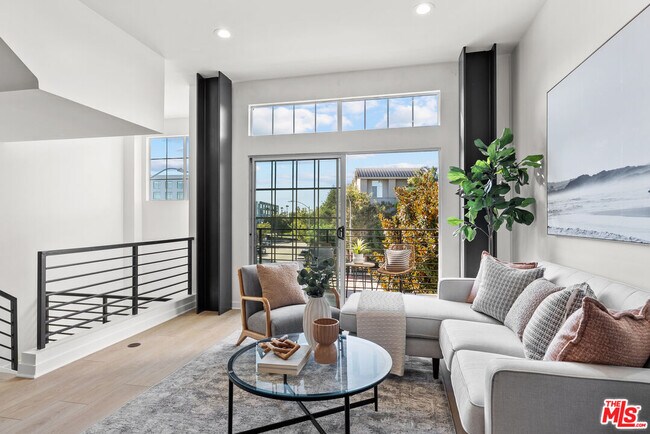 Building Photo - 5350 Playa Vista Dr