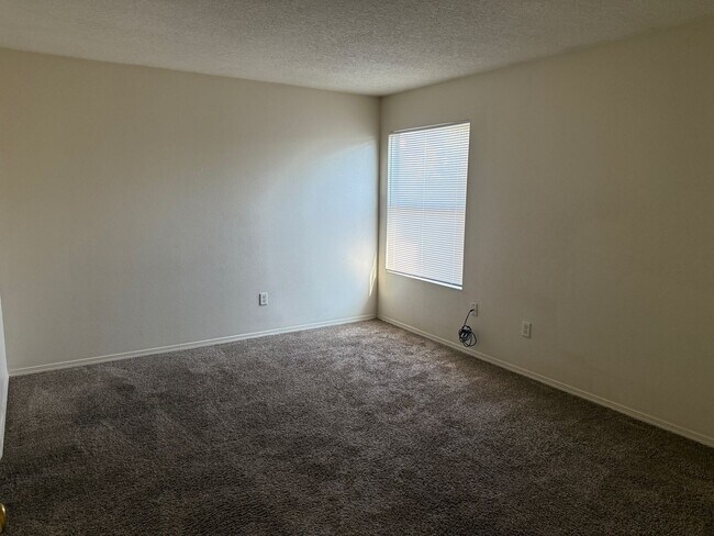 Building Photo - 4 Br, 2.5 Bath, loft upstairs, landscaped ...