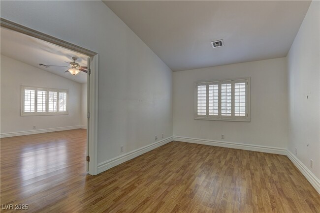 Building Photo - 236 Fairway Woods Dr