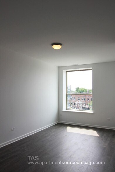 Building Photo - 930 W Dakin St