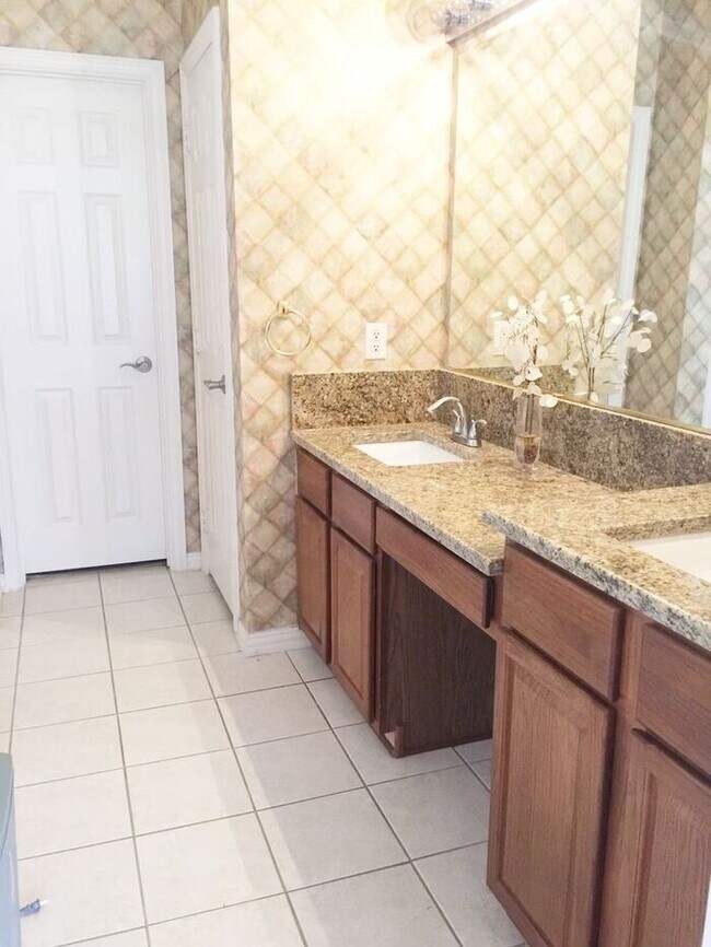 Building Photo - Spacious Frisco Home MOVE IN READY
