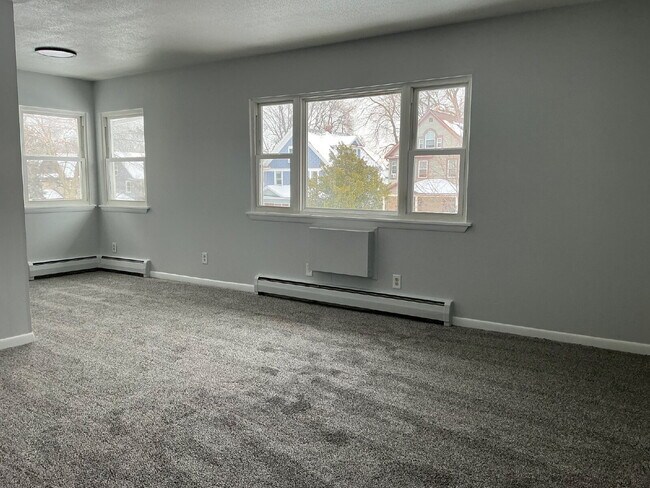 Building Photo - Spacious One-Bedroom unit on Pullman Ave!