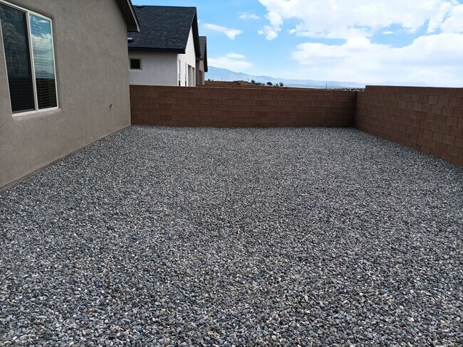 Building Photo - Beautiful 3 bedroom, 2 bathroom home in Rio Rancho, NM! Showings available!