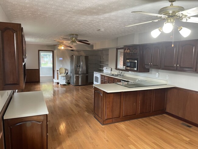 Building Photo - Charming 4 Bedroom, 3 Bathroom Home in the...