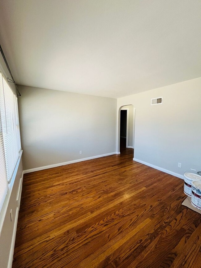 Building Photo - Adorable 3 bedroom 1 bath home!   Close to...