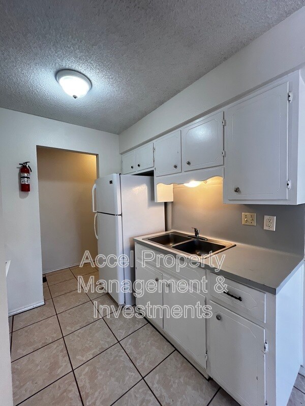 Building Photo - 2133 Kerria Ave