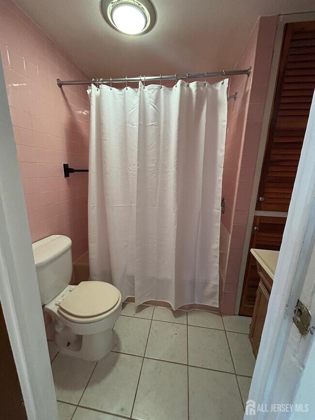 Building Photo - 124 William St