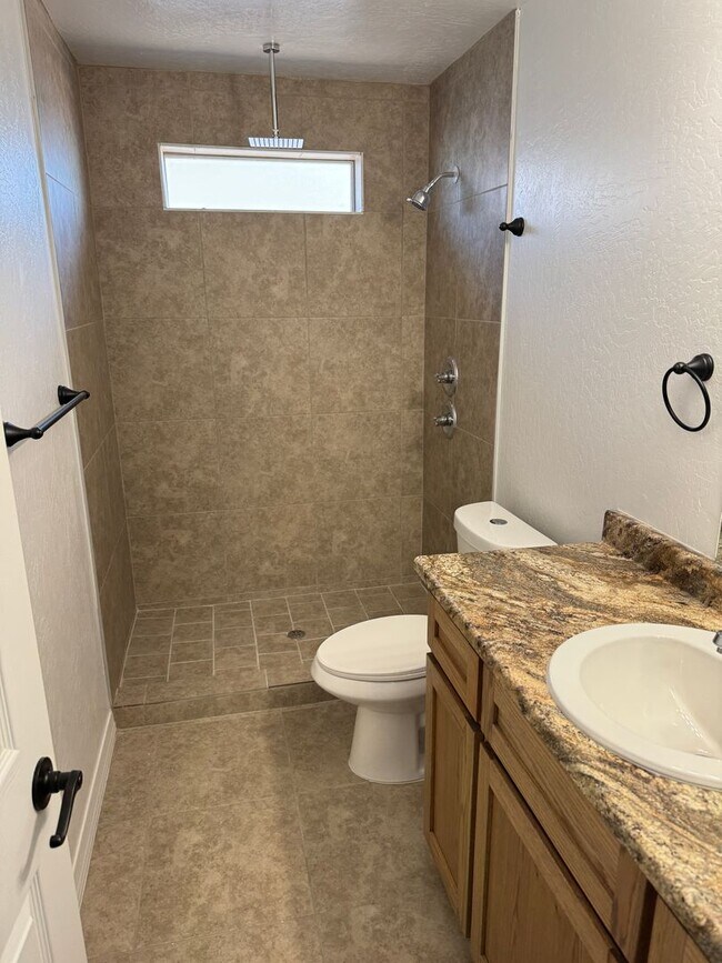 Building Photo - Newer 3 bedroom home with 2 car garage on ...