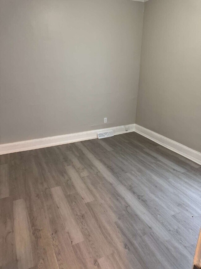Building Photo - "Milwaukee Duplex: 3 Bedroom 1 Full Bath Lower