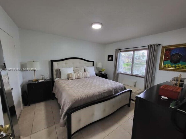 Building Photo - 3415 NE 9th Dr