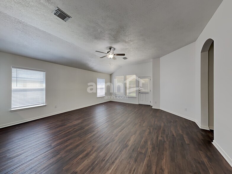 Building Photo - 30022 Saw Oaks Dr