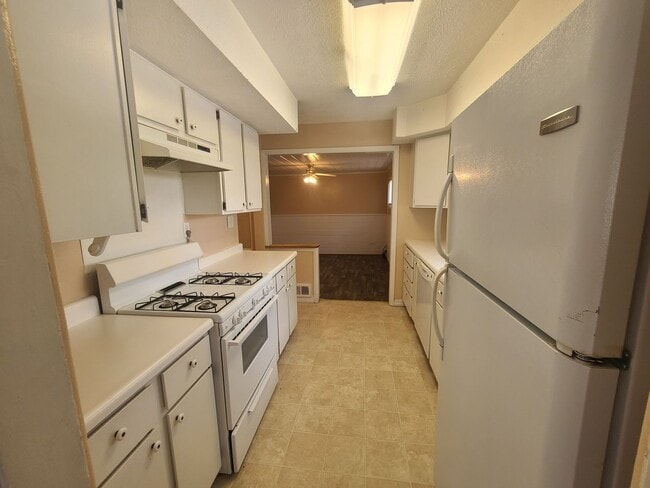 Building Photo - 3 Bedroom House in Normal