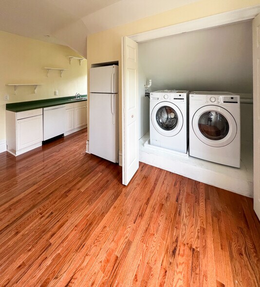 Kitchen - 926 Savannah Ave