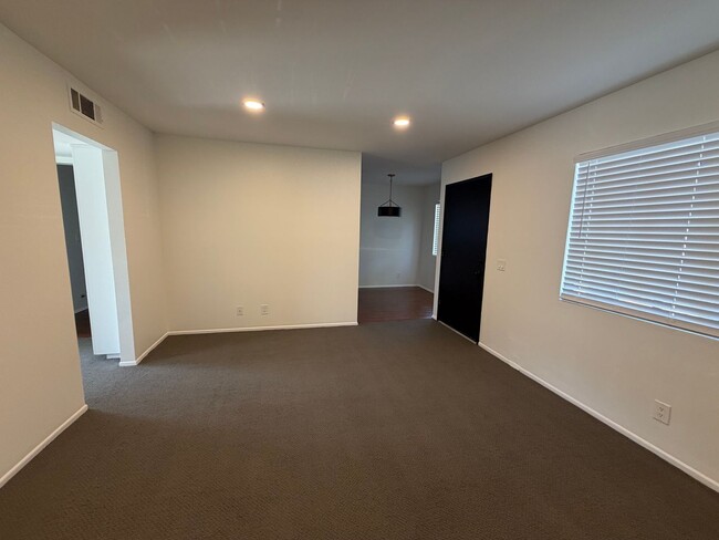 Building Photo - 2 Bed, 1 Bath single story duplex