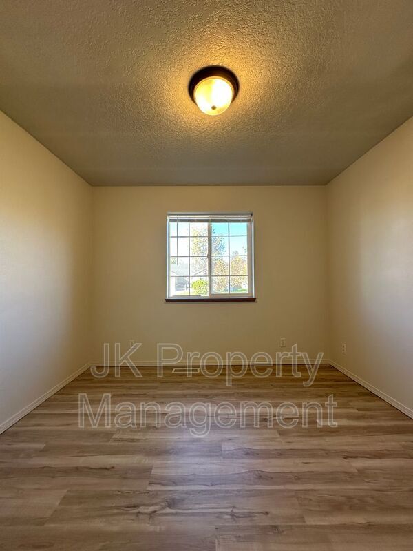 Building Photo - 608 Swan Ct