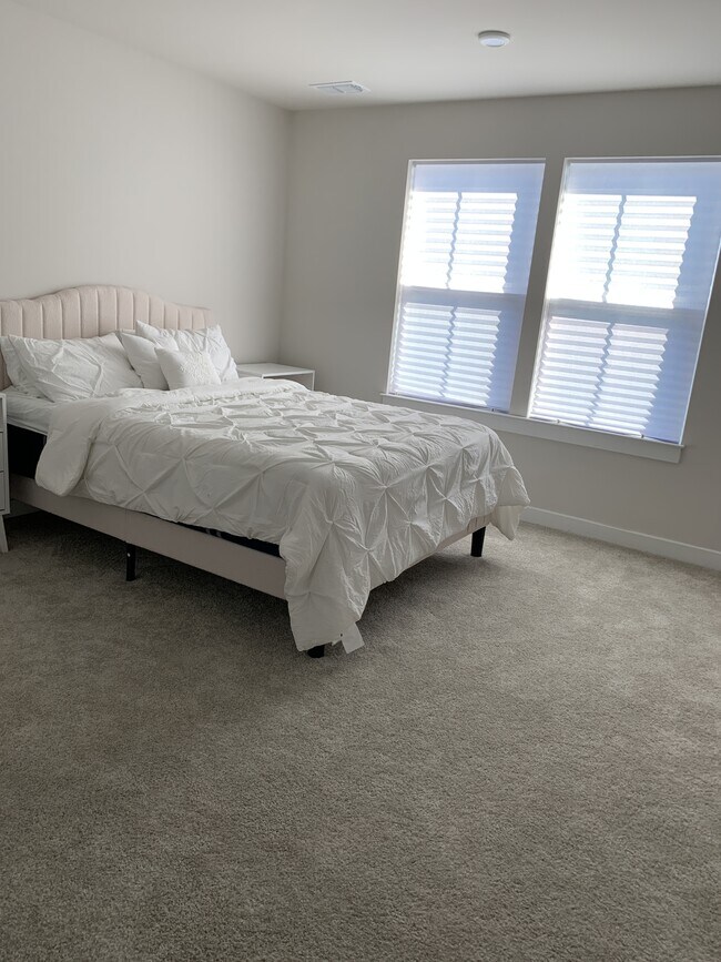 Building Photo - 2325 Hazel Wy