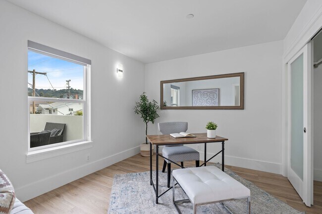 Building Photo - Stunning 4/3 in the Oakland Hills